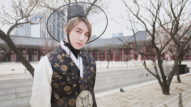 Mặc Hanbok, Sơn Tùng M-TP đẹp trai không kém sao Hàn