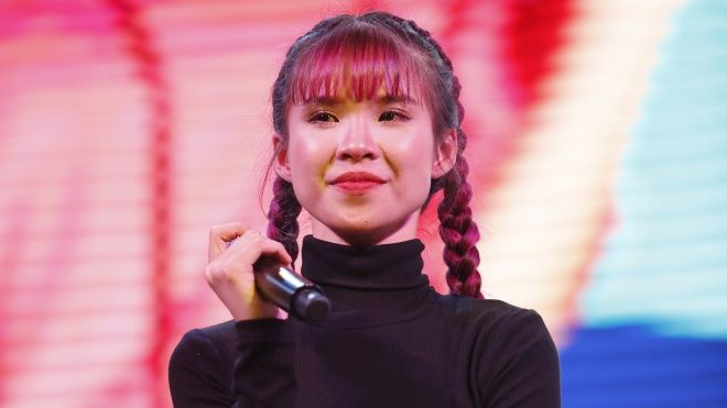 Xúc động trước tình cảm của fan, Khởi My bật khóc trên sân khấu