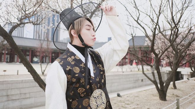 Sơn Tùng M-TP mặc Hanbok cực điệu đà tại Hàn Quốc