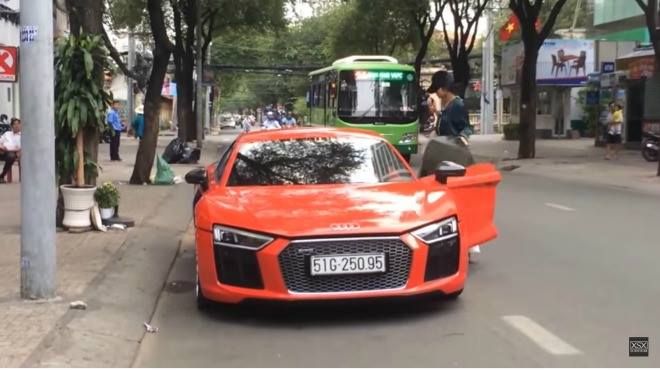 Đông Nhi tự tay cầm lái siêu xe 13 tỷ dạo phố khiến ai cũng phải ngắm nhìn