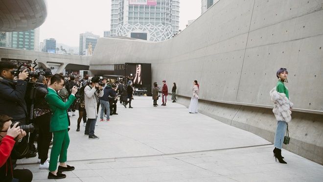 'Ngộp thở' với số lượng áp đảo của các photographer nhiều như… kiến tại Seoul Fashion Week 2017