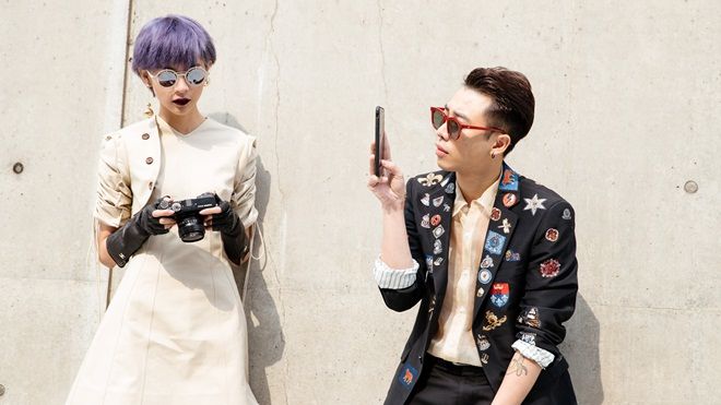 #Day2: 'Cặp đôi' Hoàng Ku - Phí Phương Anh chễm chệ ngồi hàng ghế front- row, thưởng thức fashion show