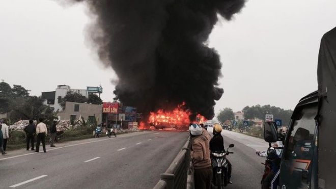 Clip: Xe giường nằm và xe container bốc cháy ngùn ngụt giữa quốc lộ 1A sau va chạm