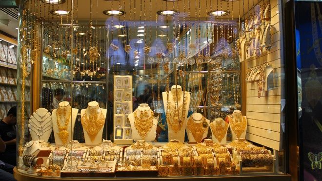 Cận cảnh quầy bán vàng tính theo cân ở Dubai