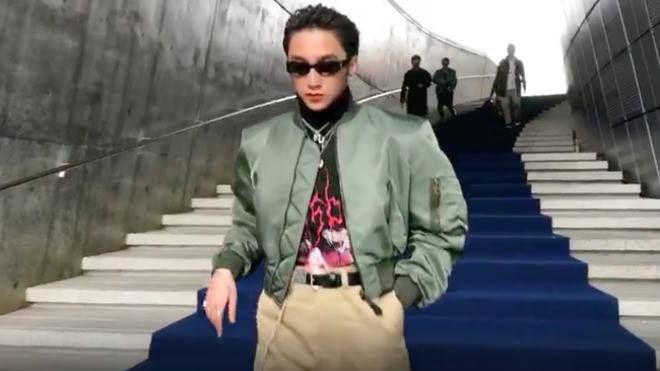 Clip: Cận cảnh 'bộ đồ như của bố' do chính Sơn Tùng M-TP tự làm stylist tại Seoul Fashion Week