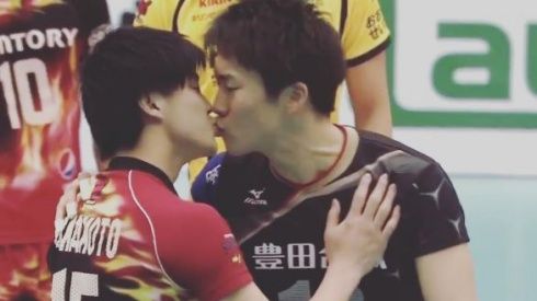 2 hot boy bóng chuyền hôn nhau giữa sân, fan nữ hú hét điên cuồng vì ganh tị