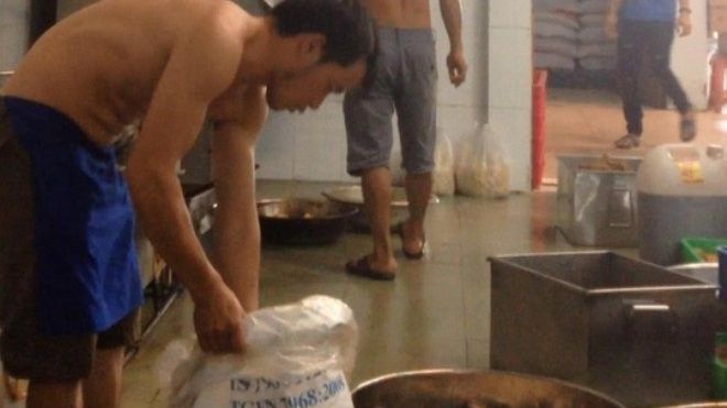 Hãi hùng suất ăn công nghiệp: Khâu nào cũng bẩn