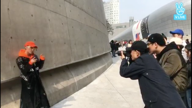 Clip: Xuất hiện cực ngầu, Sơn Tùng M-TP được truyền thông Hàn Quốc vây kín