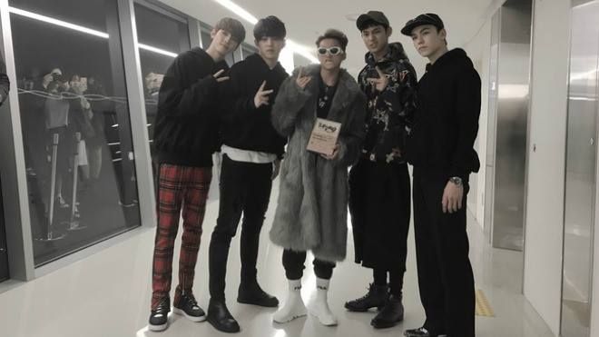 Clip: Khoảnh khắc Seventeen xin chụp ảnh, tặng album cho Sơn Tùng M-TP