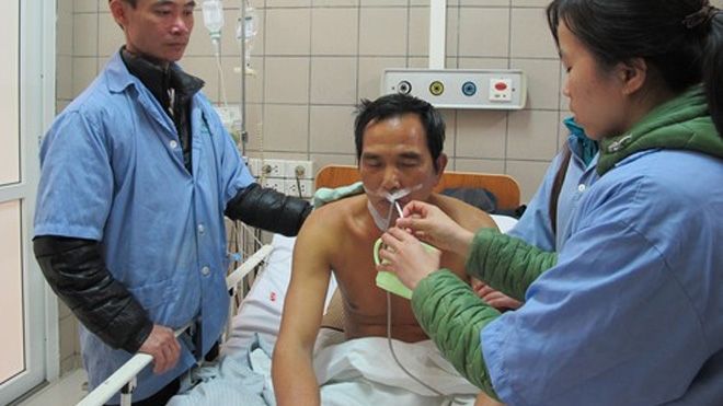 Em gái út đau đớn xin bác sĩ bỏ anh trai, cứu bố mẹ