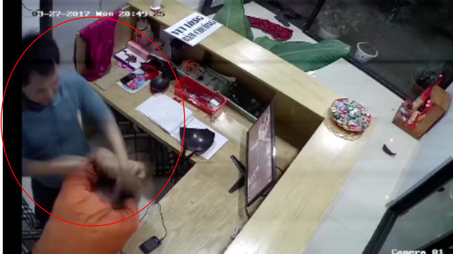 Đưa bạn gái vào khách sạn nhưng không có tiền trả, nam thanh niên lao vào đánh nhân viên lễ tân