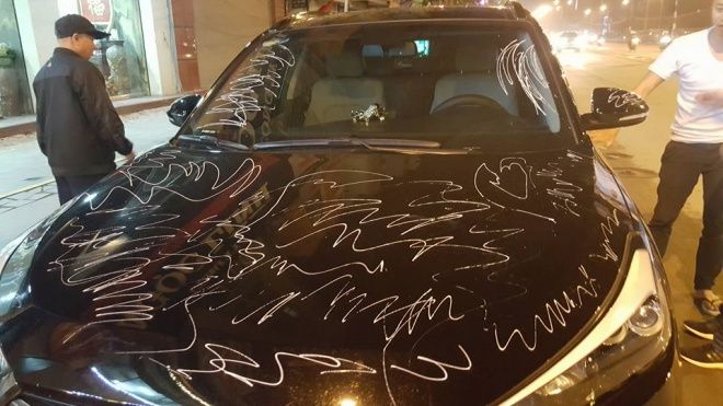 Đỗ ô tô chặn trước cửa nhà, tài xế 'khóc thét' khi bị vợ chồng 'hoạ sĩ' vẽ khắp xe