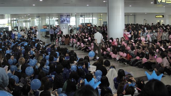 Ảnh đẹp tại Nội Bài: Ngày xưa Sone-ELF cãi nhau không ra gì, giờ ngồi đợi chung Idol thế này!