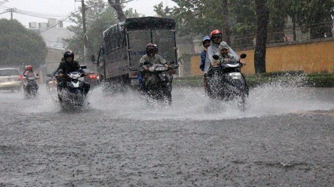 Nhiều tuyến đường Sài Gòn ngập nặng giữa mùa khô