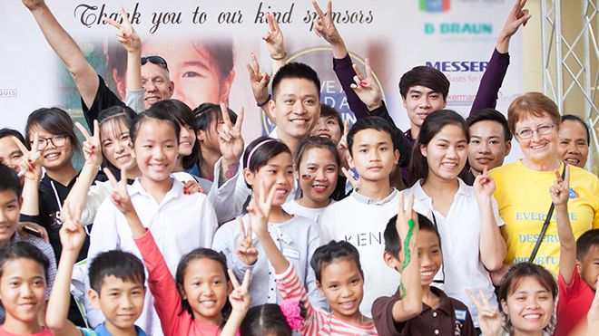 Tuấn Hưng giản dị, gần gũi trong vòng tay người hâm mộ nhí