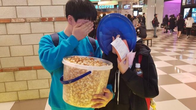 Lỉnh kỉnh mang xoong, nồi, xô nhựa… đi xem phim vì rạp miễn phí bắp rang bơ