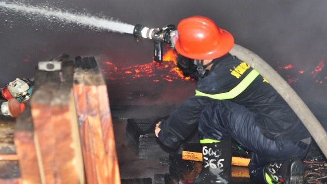 Xưởng gỗ cháy dữ dội nhiều giờ lúc rạng sáng