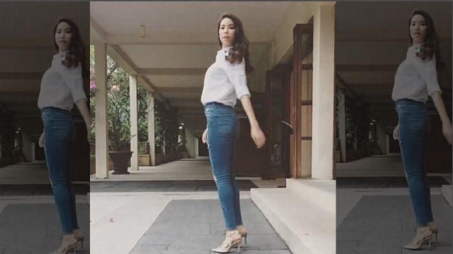 Clip: Chỉ 14s, Phạm Hương khiến người khác không thể rời mắt khi đi catwalk đầy quyến rũ