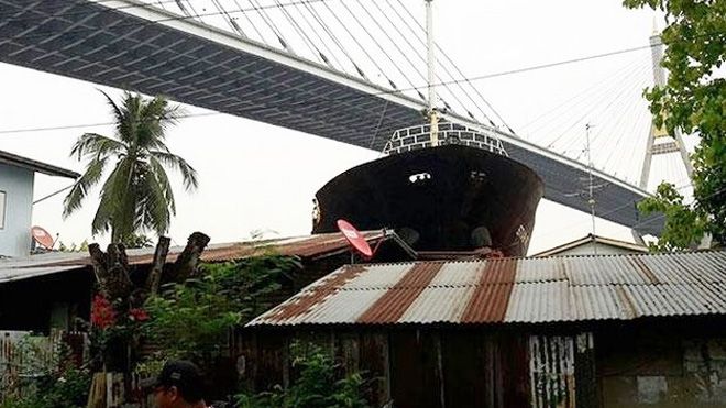 Tàu hàng 3.000 tấn Việt Nam 'trèo' lên mái nhà dân Thái Lan