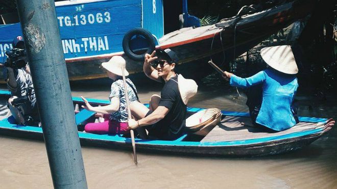 Rời TP.HCM, 'chàng Hổ' Kim Jong Kook đang tung tăng chèo thuyền ở Tiền Giang
