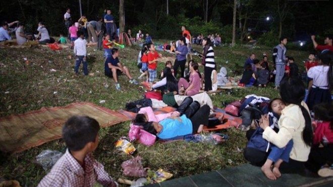 Vạ vật ngủ đêm ngoài trời chờ tới giờ khai mạc giỗ tổ Hùng Vương