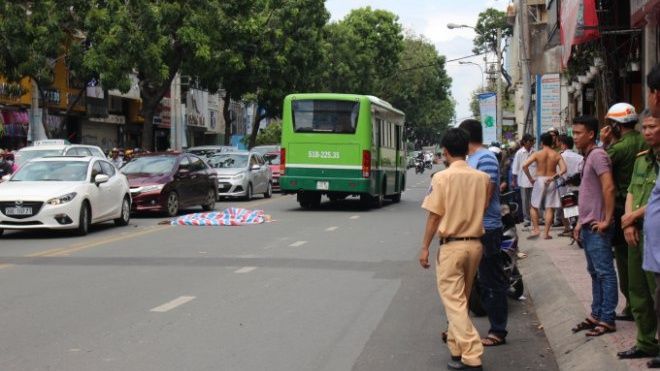 TP HCM: Xe ôm làm rơi khách khiến nạn nhân bị xe buýt cán chết