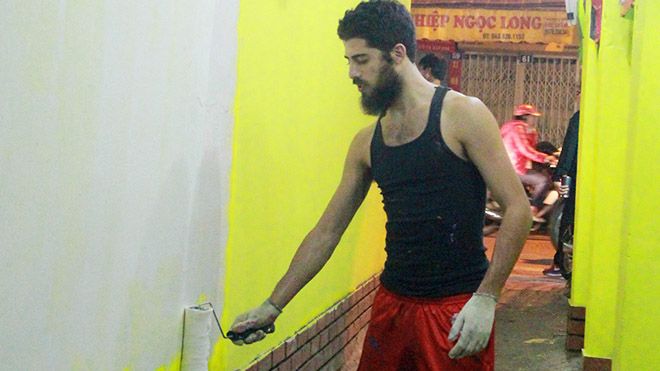 Chàng Tây tự bỏ tiền mua sơn, thức trắng đêm làm mới phố cổ Hà Nội