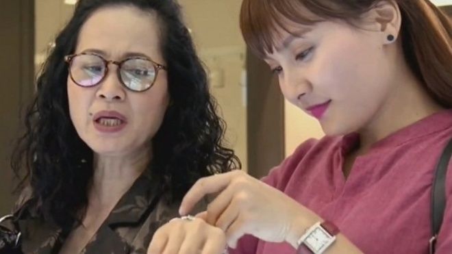 Theo con trai khắp nơi đến rình mò đêm tân hôn, ai mà chịu nổi khi có bà mẹ chồng quái đản thế này!