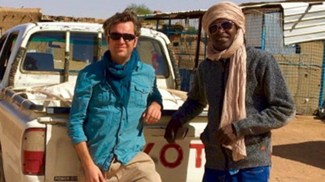 Nhà báo bị bắt giữ suốt 6 tuần ở Sudan đã giấu chiếc thẻ nhớ trong hậu môn để mang lại những thước phim chân thực