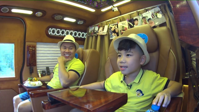 Bắt quả tang bố con Hải Anh diện đồ đôi 'trốn mẹ' đi chơi Phú Quốc