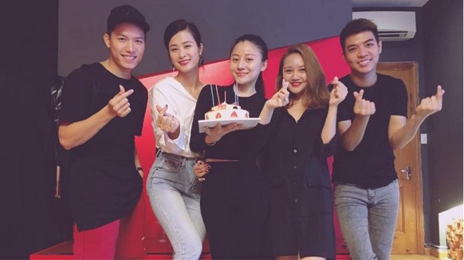Clip: Đông Nhi và các học trò The Voice bí mật tổ chức sinh nhật cho Huyền Dung