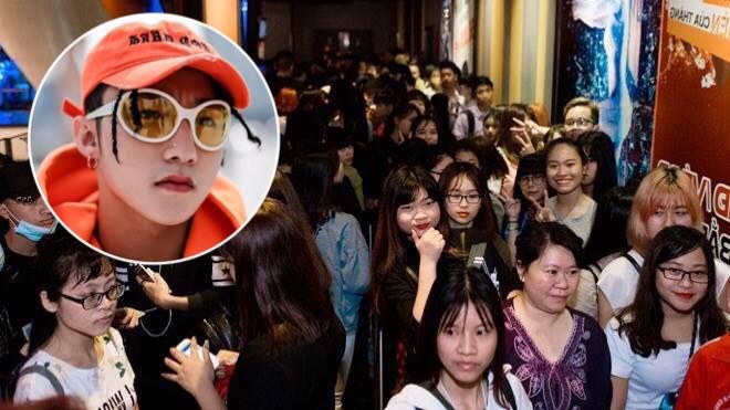 Fan Hà Nội xếp hàng dài chờ mua album của Sơn Tùng M-TP