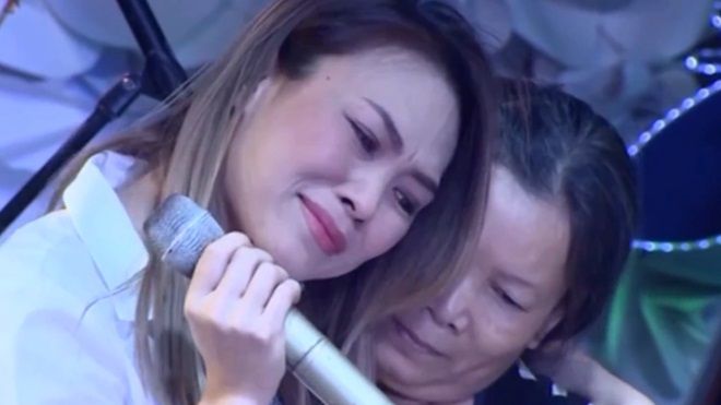 Mỹ Tâm khóc nấc, xin lỗi vì không thể hát trọn vẹn 'Tình mẹ'