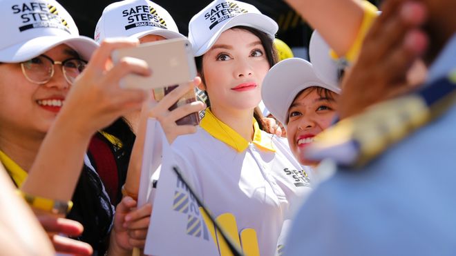 Không ngại nắng nóng, Lý Nhã Kỳ rạng rỡ chụp ảnh lưu niệm cùng hàng ngàn sinh viên