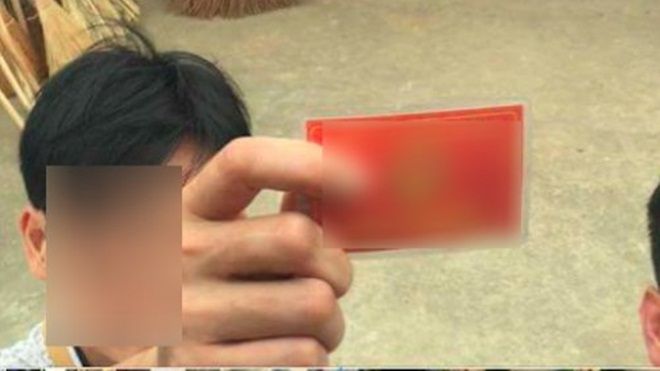 Hà Nội: Va chạm giao thông, rút thẻ đỏ đe dọa lái xe