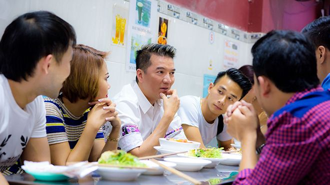 HLV Đàm Vĩnh Hưng chăm sóc trò cưng trước ngày bay show hải ngoại