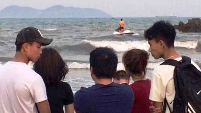 Chụp ảnh kỉ yếu ở Cửa Lò, hai học sinh bị sóng cuốn