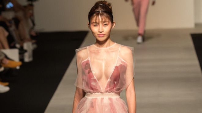 Diện áo xẻ sâu khoe vòng 1 to bất thuờng, Quỳnh Châu bị nghi ngờ phẫu thuật thẩm mỹ