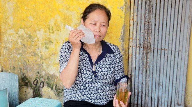 Hà Nội: Người dân chườm đá lạnh lên mặt chống nắng nóng đầu mùa