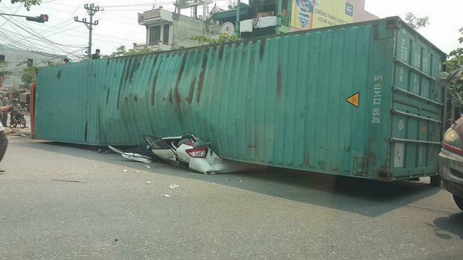 Tai nạn kinh hoàng: Xe container đổ nghiêng đè nát ôtô con, 2 người chết