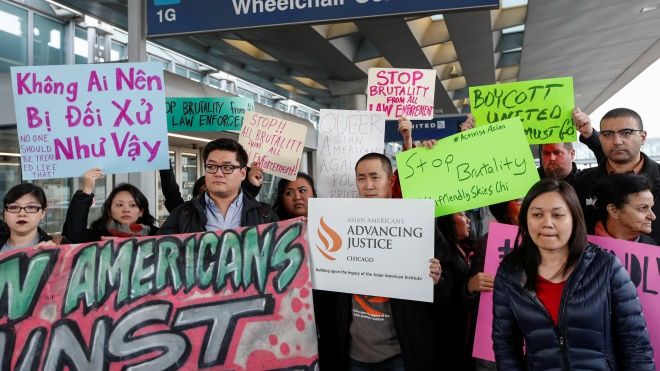 Người Mỹ gốc Việt biểu tình phản đối United Airlines