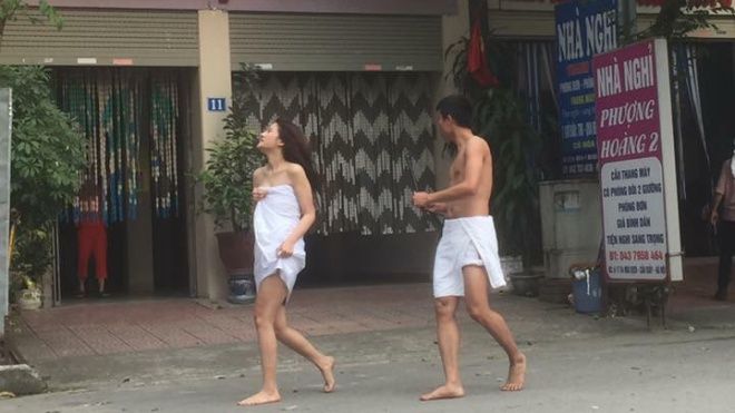 Thực hư bức ảnh cặp đôi quấn khăn tắm chạy ra từ nhà nghỉ đang gây sốt mạng xã hội