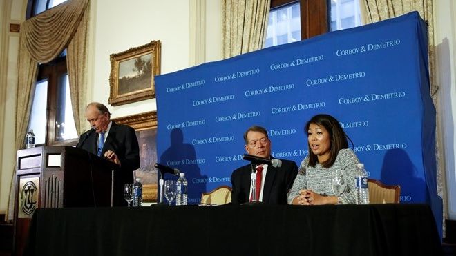 Gia đình bác sĩ David Dao lần đầu tổ chức họp báo lên tiếng về sự cố bị lôi khỏi máy bay United Airlines