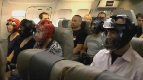 Thực hư bức ảnh hành khách đội mũ bảo hiểm khi đi máy bay United Airlines