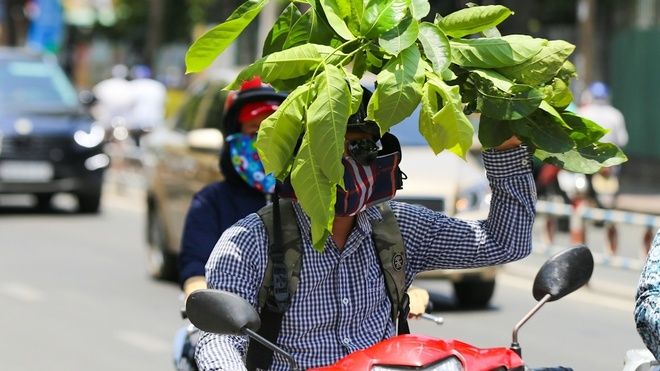 Người Sài Gòn vật vã trong nắng nóng hầm hập đầu mùa