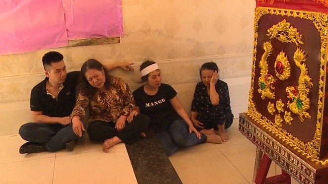 Mẹ thiếu tá cảnh sát giao thông khóc ngất bên di hài con