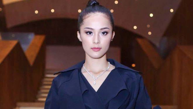 Sau tâm thư Cường Đô La dành cho tình cũ, Hạ Vi treo status 'Mình là gì của nhau?'