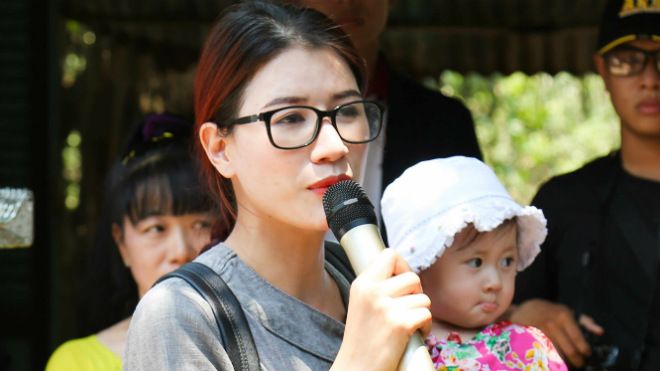 Trang Trần mặc giản dị đưa con gái đi từ thiện