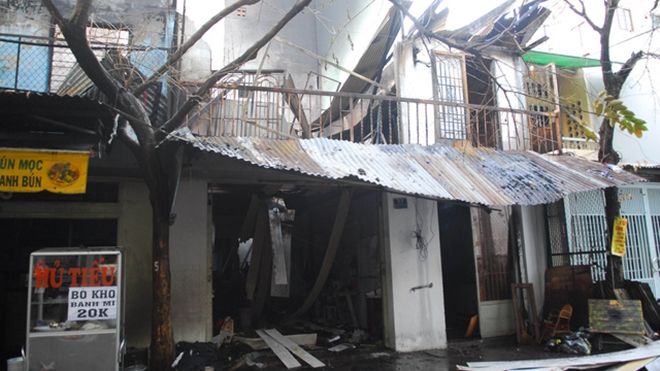 Hơn 20 người dìu nhau thoát khỏi đám cháy lúc sáng sớm