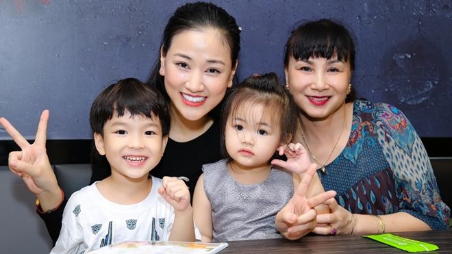 Dù bận rộn, Maya và con gái vẫn không quên tổ chức sinh nhật bất ngờ tặng mẹ
